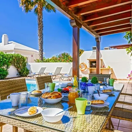 Playa Blanca Sleeps 8 Pool Air Con Wifi Villa